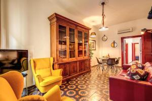 罗马Navona Stylish Apartment的客厅配有黄色椅子和橱柜