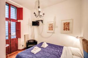 罗马Navona Stylish Apartment的一间卧室配有蓝色的床和毛巾