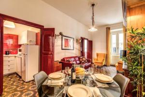 罗马Navona Stylish Apartment的一间带餐桌的客厅和一间厨房
