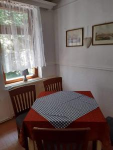 赫任斯科Lucerna的一间带桌子和窗户的用餐室