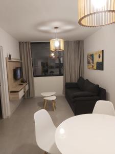 内乌肯Departamento 1 Dormitorio Torre Quarz 902的客厅配有沙发和桌子