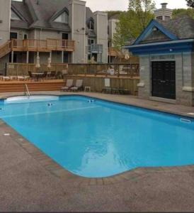 Freshly Upgraded Cozy Studio @ North Creek Resort内部或周边的泳池