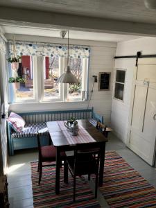 MynämäkiSavikulma savihuone B&B的一间带桌椅和沙发的用餐室