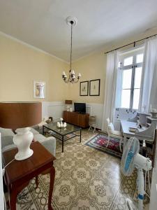 大加那利岛拉斯帕尔马斯托莱多公寓的客厅配有沙发和桌子
