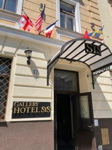 布拉格SIS画廊酒店的一座拥有美国国旗的酒店入口的建筑
