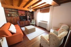 TeoFinca Bouzas的客厅配有橙色沙发和椅子