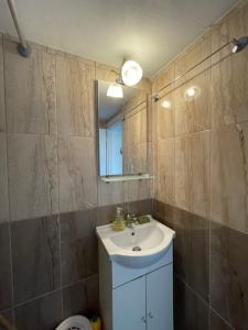 内亚卡瓦里Maria Studio的一间带水槽和镜子的浴室