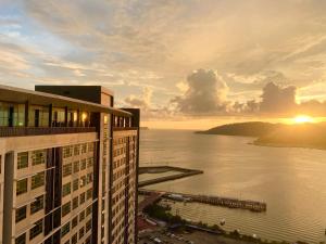 哥打京那巴鲁Sunset Seaview Vacation Condos @ Jesselton Quay的享有大楼和日落海景