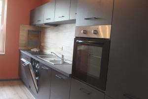 AltenhofLandperle Darze的厨房配有烤箱和水槽。