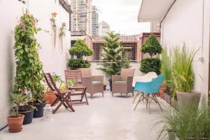曼谷Beautiful Super Modern Gigantic Designer Home的户外庭院设有椅子和植物
