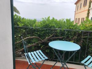 圣温琴佐Agriturismo SS Annunziata的阳台配有2把椅子和1张桌子