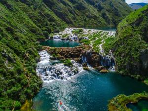 AlisHotel Villarma的享有河流和瀑布的空中景色