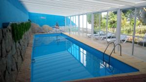 因凡特斯新镇La Casona del Abuelo Parra的蓝色墙壁房子中的游泳池