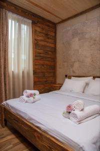 伊杰万DAN Resort的一间卧室配有带毛巾的床