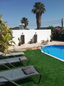 圣何塞德萨塔莱阿CASA ENTERA SA CALETA!!的后院设有游泳池和绿草