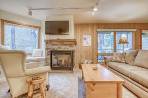 本德Ski House 155的带沙发和壁炉的客厅