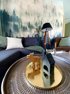 DirdalFrafjord Apartments Frøya的客厅配有沙发前带咖啡桌