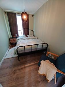DirdalFrafjord Apartments Frøya的一间卧室配有一张床和一张沙发