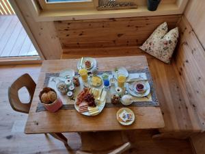 梅劳Klus Brugg的一张木桌,上面摆放着早餐食品
