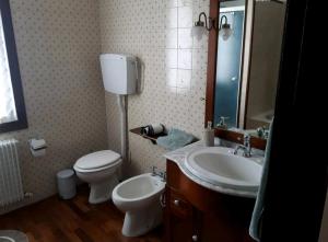Su LoiVilla degli Ulivi的一间带水槽、卫生间和镜子的浴室