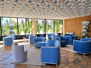 洛阿诺洛阿诺田园酒店的一间设有蓝色椅子和窗户的等候室