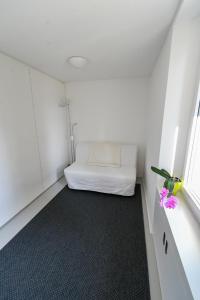 泰内罗Splendido appartamento a due passi da Locarno的一间小卧室,配有白色的床和黑色地毯