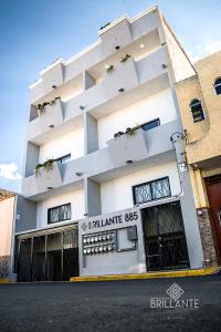 瓜达拉哈拉Condominio Brillante GDL的前面有标志的白色建筑