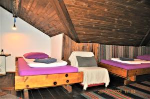 索非亚Social Guest House的配有木天花板的客房设有两张床。