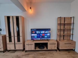 扎达尔Apartman Lovre的一间带电视和木制橱柜的客厅