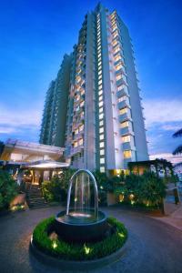 巴厘巴板Golden Tulip Balikpapan Hotel & Suites的一座大型建筑,前面有一个喷泉