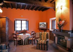 Puentenansa波萨达菲德尔旅馆的客厅配有桌椅和壁炉