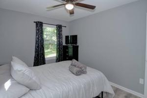 杰斐逊维尔Downtown summer house的卧室配有白色的床和吊扇