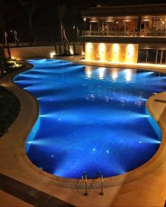 亚喀巴Al Raha Village - Aqaba的游泳池在晚上点亮