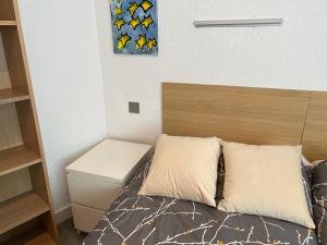 波苏埃洛-德阿拉尔孔Habitacion DOBLE con baño compartido en Pozuelo dentro de casa tipo Boutique的一间卧室配有一张带木制床头板的床