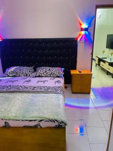 克里比Residence SVET的卧室配有一张床,地板上灯亮