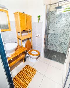 路易港T3 Jacuzzis et piscine au centre ville de Port-Louis的浴室配有卫生间、盥洗盆和淋浴。