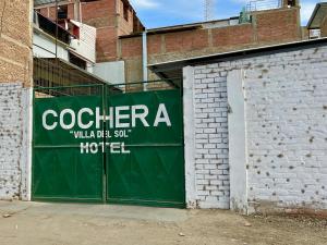 皮乌拉Hotel Villa del Sol的绿色车库门,上面有酒店标志