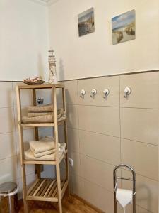 吕贝克Ferienhaus-Spatzenvilla的浴室设有毛巾架