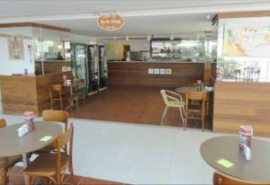 里约热内卢Temporada RJ Bora Bora Resort的一间带桌椅和柜台的餐厅