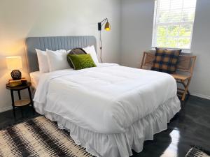 TishomingoMulberry Inn的卧室配有带绿色枕头的大型白色床