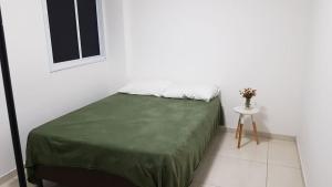 维拉维尔哈Jockey Family Chamonix 3的白色的客房配有床和小桌子
