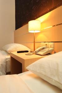 棉兰棉兰考得拉酒店的酒店客房配有电话和床。