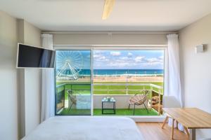 比斯卡罗斯La Suite de l'Océan - Vue exceptionnelle的卧室设有窗户,享有海滩美景