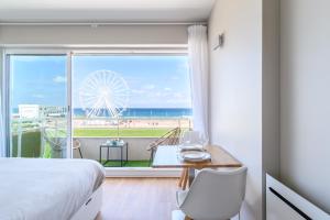 比斯卡罗斯La Suite de l'Océan - Vue exceptionnelle的酒店客房 - 带一张床并享有海滩美景