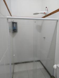 圣特雷莎Pousada do guariba的带淋浴和盥洗盆的浴室