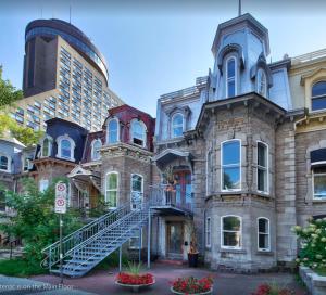 魁北克市Les Maisons Montcalm的一座大型砖砌建筑,前面设有楼梯