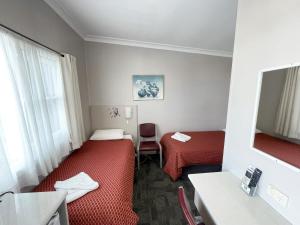 古尔本Hillview Motel的酒店客房设有两张床和电视。