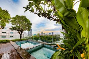 胡志明市Cochin Sang Hotel的花园内的游泳池,享有城市美景
