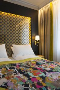 奥斯陆奥斯陆罗森克兰兹托恩酒店的一间卧室配有一张带图案床头板的床