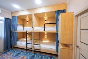 比什凯克Kaganat Hostel的双层床间 - 带两张双层床